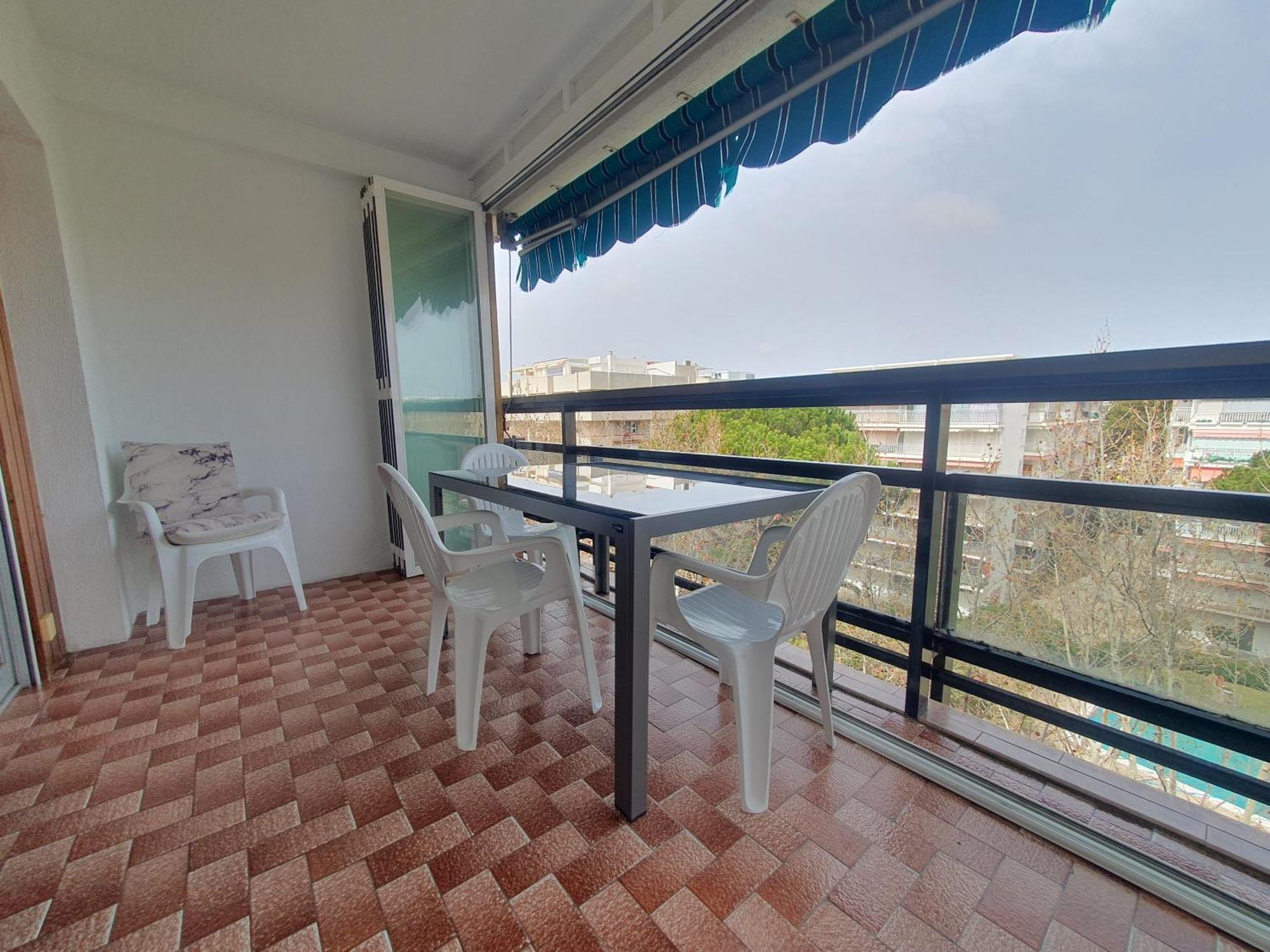 Apartamento SALOU,Carrer de París, playa centro. Piscina. *