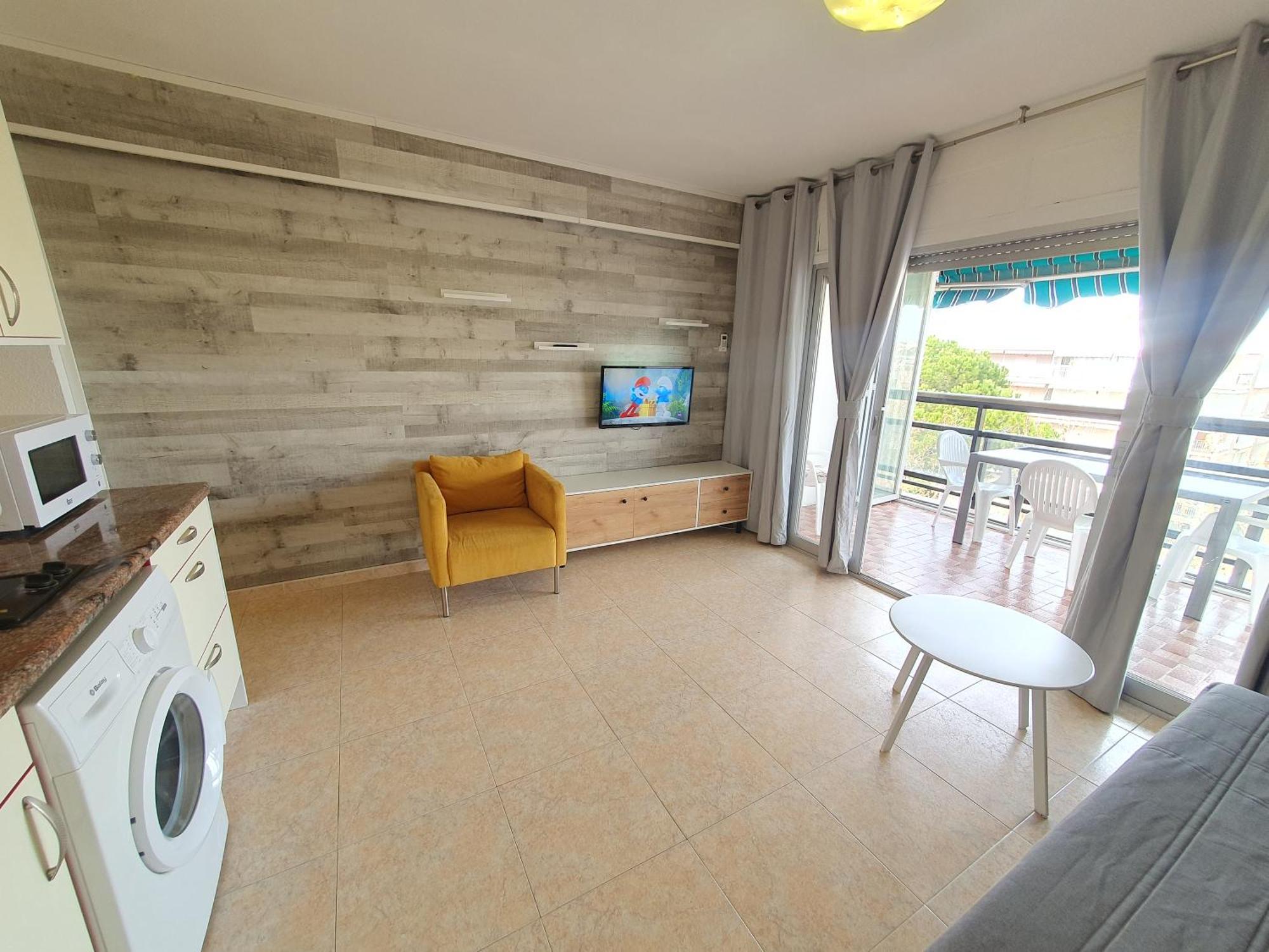 Apartamento SALOU,Carrer de París, playa centro. Piscina. *